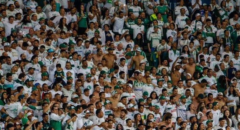 Torcida do Palmeiras canta e vibra durante uma partida do Palmeiras no Allianz Parque Torcida do Palmeiras canta e vibra durante uma partida do Palmeiras no Allianz Parque