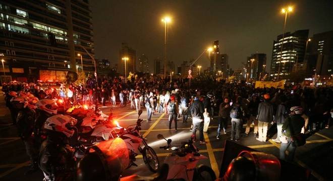 Manifestação contra o governo Michel Temer teve início no Largo da Batata, zona oeste de SP