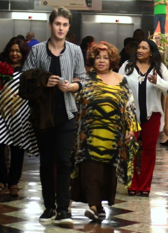Alcione curte teatro com a família no Rio - Fotos - R7 Famosos e TV