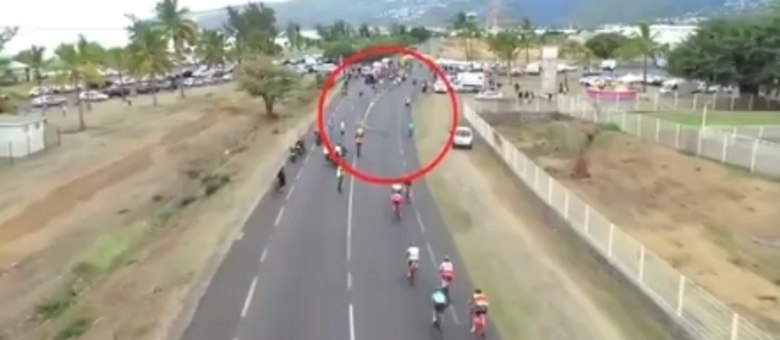 Rapaz cortou a pista instantes antes da passagem dos ciclista e acabou criando um obstáculo aos atletas