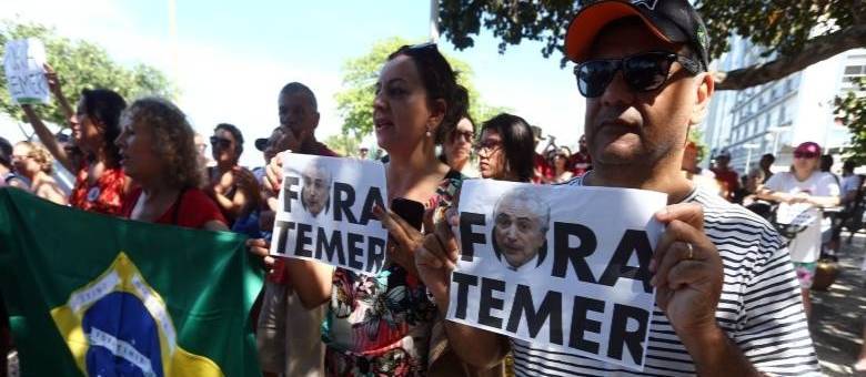 Manifestantes exibiam cartazes com a frase "Fora Temer" na orla carioca