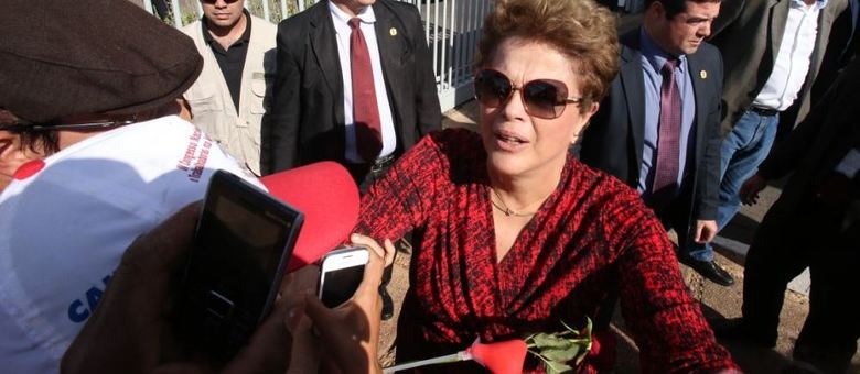 Ao sair do Alvorada, Dilma Rousseff parou, saiu do carro e foi conversar com apoiadores. Ela recebeu rosas