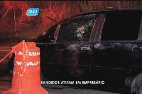 Criminosos emparelharam carro do empresário e fizeram seis disparos