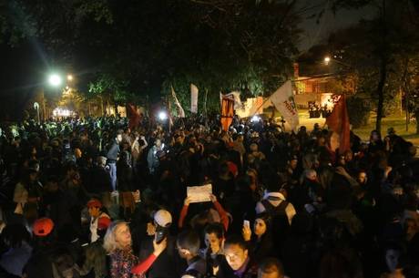 Manifestantes nos arredores da casa de Michel Temer em SP Manifestantes nos arredores da casa de Michel Temer em SP