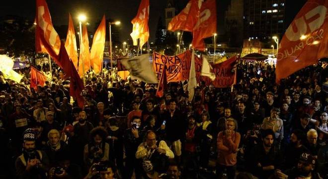 Manifestantes ligados à movimentos sociais e partidos políticos de esquerda participam de ato contra o presidente Michel Temer e por Diretas Já, no Largo da Batata, região oeste da capital Manifestantes ligados à movimentos sociais e partidos políticos de esquerda participam de ato contra o presidente Michel Temer e por Diretas Já, no Largo da Batata, região oeste da capital