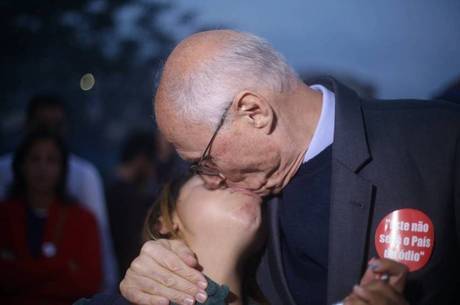 Ex-senador Eduardo Suplicy beija manifestante em São Paulo Ex-senador Eduardo Suplicy beija manifestante em São Paulo