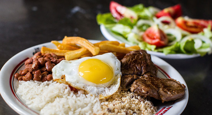Preço médio do almoço do trabalhador brasileiro está 17,4% maior que em 2019