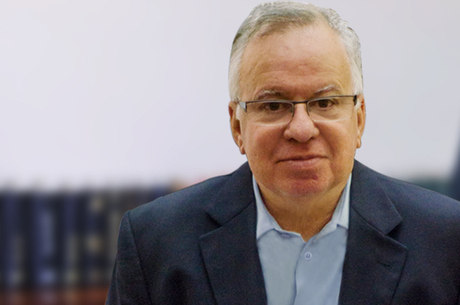 Coronel flagrado com criança nua há respondeu por tráfico de bebês; secretaria questiona promoção do oficial na Polícia Militar