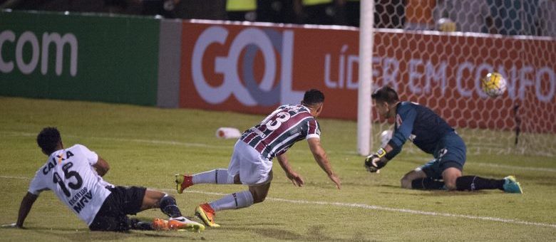 Douglas marcou o gol que deu início à reação do Fluminense na vitória sobre o Atlético-MG em Édson Passos