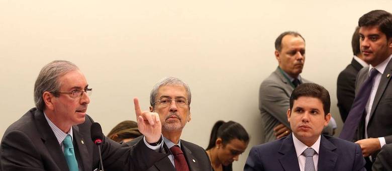 Com o apoio de 13 partidos, Cunha derrotou o candidato do PT e se elegeu à presidência da Câmara em 2015