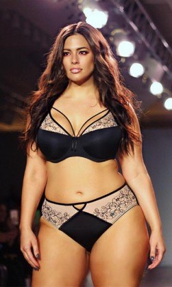 Que mané Victoria's Secret! Ashley Graham desfila de lingerie na