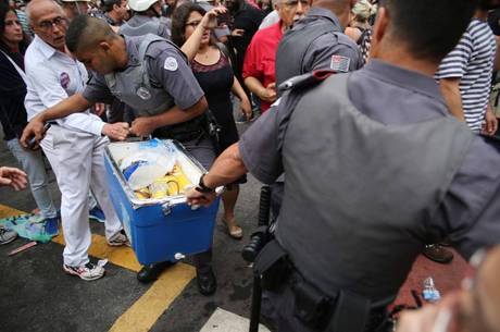 Suplicy em confusão formada após PM retirar isopor de ambulante Suplicy em confusão formada após PM retirar isopor de ambulante