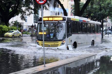 Ruas da região da Lapa ficaram alagadas após chuva forte Ruas da região da Lapa ficaram alagadas após chuva forte