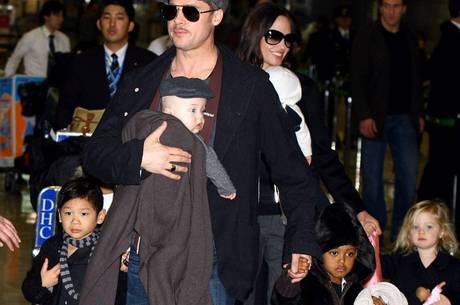 Pitt e Jolie em foto antiga com a família Pitt e Jolie em foto antiga com a família
