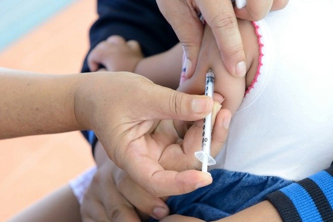 Época mais esperada do ano, as férias exigem preparação. Antes de colocar o pé na estrada, cheque com antecedência se a região do Brasil ou o país que você visitará exige medidas extras de proteção e cuidado. A coordenadora médica de vacinas do grupo Hermes Pardini e membro da Sociedade Brasileira de Imunizações, Melissa Palmieri, alerta para as doenças e epidemias do local de visita. — Certifique-se de que o local de destino não tem nenhuma doença de ocorrência usual ou algum surto epidêmico. É importante que adultos e crianças verifiquem se a carteirinha de vacinação está em dia e com todas as doses recomendadas realizadas. Só assim a imunização será, de fato, efetiva.     Ela afirma que a vacina deve ser realizada de 10 a 15 dias antes da viagem. Procure seu médico ou vá a um centro de vacinação e peça para que um profissional de saúde avalie sua carteirinha de vacinação. Veja a a seguir as vacinas e a importância de cada uma delas!