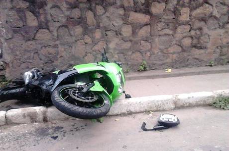 Motociclista não resiste após colidir com muro em Guarapari