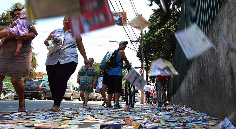 Distribuição de material gráfico pode ser feita até as 22h do dia 1º/10, um dia antes do 1º turno 