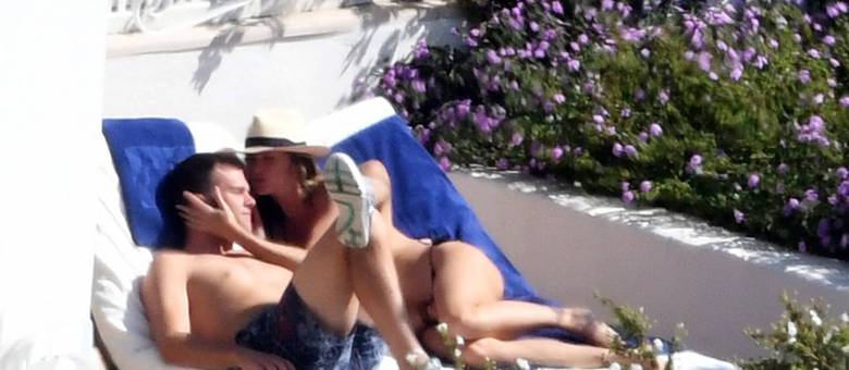 Gisele e Tom trocaram carinhos na beira da piscina Gisele e Tom trocaram carinhos na beira da piscina