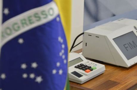 Proposta aprovada pelo colegiado prevê eleições diretas no caso de vacância nos três primeiros anos de mandato