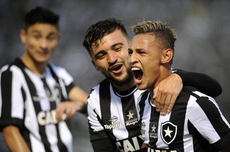 Neílton marcou pelo Botafogo na vitória contra o Corinthians
