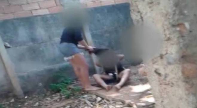 A vítima passou quase 4 horas sofrendo agressões com pauladas, socos e facadas A vítima passou quase 4 horas sofrendo agressões com pauladas, socos e facadas