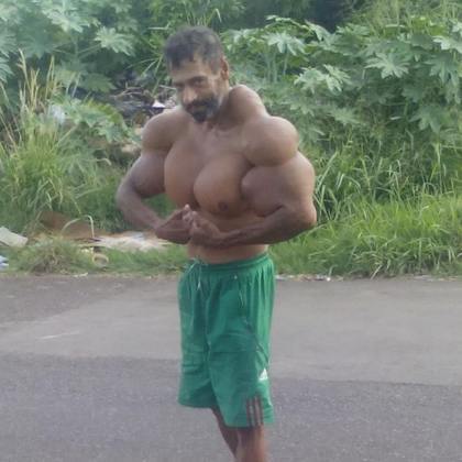 Poderoso Jovem Fisiculturista Homem Com Corpo Muscular Top Tanque