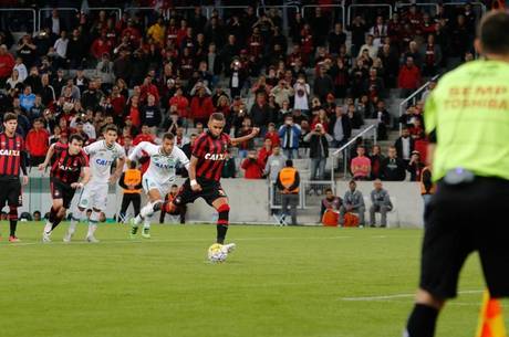 Hernani marcou o gol de empate do Atlético-PR na Arena Condá
