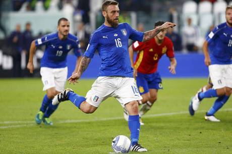 De Rossi marca o gol do empate italiano contra a Espanha
