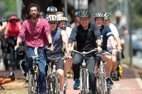 Doria pedalou com grupo de ciclistas na tarde de domingo