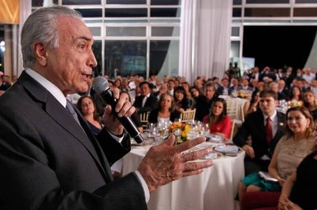 Temer durante jantar com deputados um dia antes de votação da PEC dos gastos