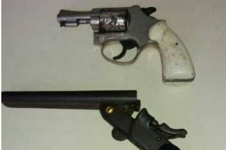 Um revólver calibre 22 e uma garrucha calibre 38 estavam com os suspeitos