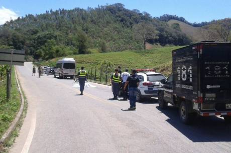 O acidente envolvendo uma moto e uma Van aconteceu no fim da manhã desta segunda-feira (17), em Alfredo Chaves