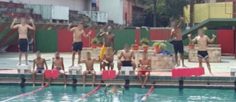 Imagem mostra 12 jogadores do time sub-17 da Portuguesa em comemoração na piscina do Canindé