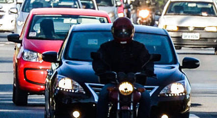 Faróis acesos passam a ser obrigatórios em rodovias de pistas simples e fora do perímetro urbano Faróis acesos passam a ser obrigatórios em rodovias de pistas simples e fora do perímetro urbano