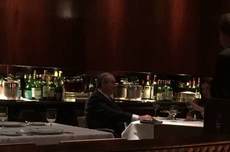 Cunha desfruta noite em restaurante fino de São Paulo