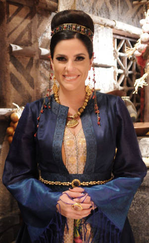 ULA – Cananéia de Ai (Rafaela Mandelli): Esposa de KAMIR, mãe de MELINA. Parece bondosa, mas é conivente com as maldades do marido, manipuladora, ambiciosa. Depois não suporta a culpa pelos crimes e violências que incentivou o marido a cometer e enlouquece ULA – Cananéia de Ai (Rafaela Mandelli): Esposa de KAMIR, mãe de MELINA. Parece bondosa, mas é conivente com as maldades do marido, manipuladora, ambiciosa. Depois não suporta a culpa pelos crimes e violências que incentivou o marido a cometer e enlouquece