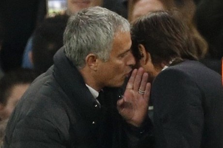 Após o jogo, Mourinho reclamou com Conte ao pé do ouvido
