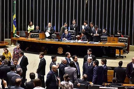 Deputados votam PEC 241 em segundo turno