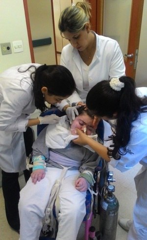 Paciente recebe aplicação de botox