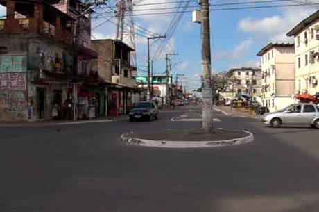 Resultado de imagem para no bairro de Ãguas Claras, em Salvador.