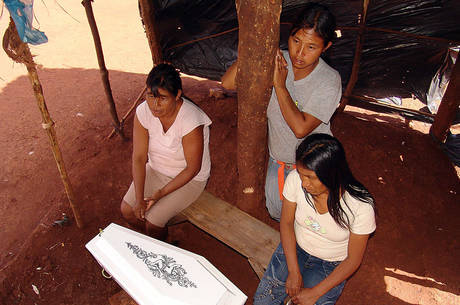 Familiares lamentam a morte de pequeno guarani-kaiowá, vítima da desnutrição, em Dourados (MS) Familiares lamentam a morte de pequeno guarani-kaiowá, vítima da desnutrição, em Dourados (MS)