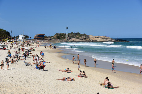 Banhistas aproveitam praia do Arpoador, zona sul do Rio

