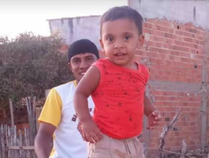 Um pescador de 32
anos matou o próprio filho a facadas e feriu o enteado na cidade de Araioses,
no interior do Maranhão. O crime foi motivado por motivo banal: o homem não
gostava que a mulher fumasse e quis se vingar após ela acender um cigarro numa
festa Um pescador de 32
anos matou o próprio filho a facadas e feriu o enteado na cidade de Araioses,
no interior do Maranhão. O crime foi motivado por motivo banal: o homem não
gostava que a mulher fumasse e quis se vingar após ela acender um cigarro numa
festa