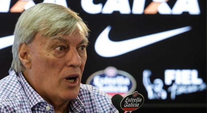 Flávio Adauto, diretor do Corinthians, prometeu acertar as dívidas do clube