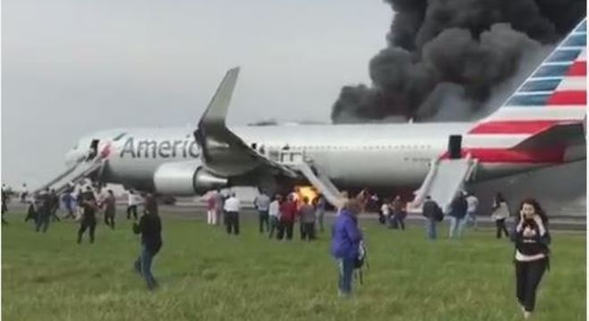 Passageiros foram evacuados da aeronave após o incidente 