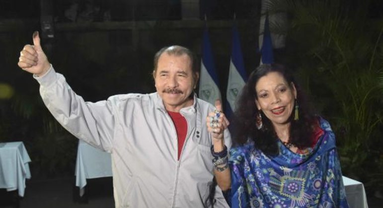 Presidente Daniel Ortega foi reeleito junto com a esposa, a vice-presidente Rosario Murillo