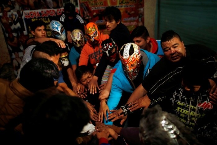 Fãs de luta livre mexicana exigem sangue para diminuir violência no país  - Fotos - R7 Internacional