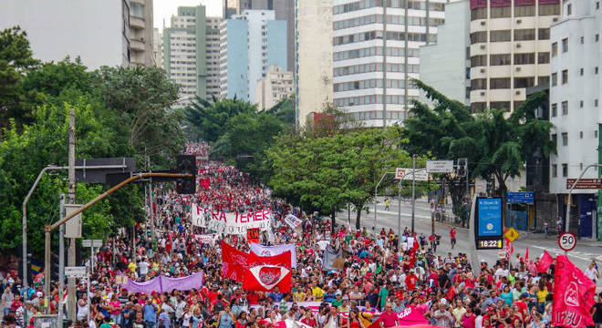 Protesto na Rua da Consolação na tarde deste domingo (27) Protesto na Rua da Consolação na tarde deste domingo (27)