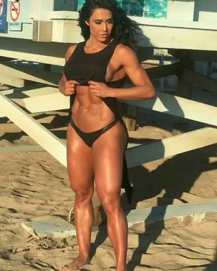 Famosa pelo corp&atilde;o, Gracyanne Barbosa leva uma vida regrada. Al&eacute;m de horas di&aacute;rias de academia, a musa fitness tamb&eacute;m segue uma dieta r&iacute;gida. Nos bastidores do ensaio para a revista Oxygen Magazine, realizado na praia de Malibu, no noroeste do Condado de Los Angeles, a gata revelou o card&aacute;pio que consome. Ele conta com sete refei&ccedil;&atilde;o. Confira a seguir!