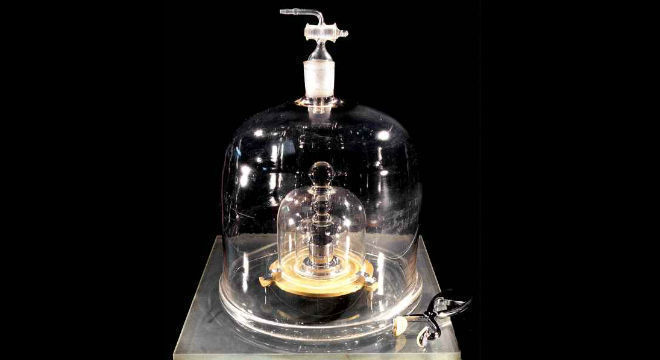 Essa é uma das réplicas do cilindro que define a exatidão do peso na ciência